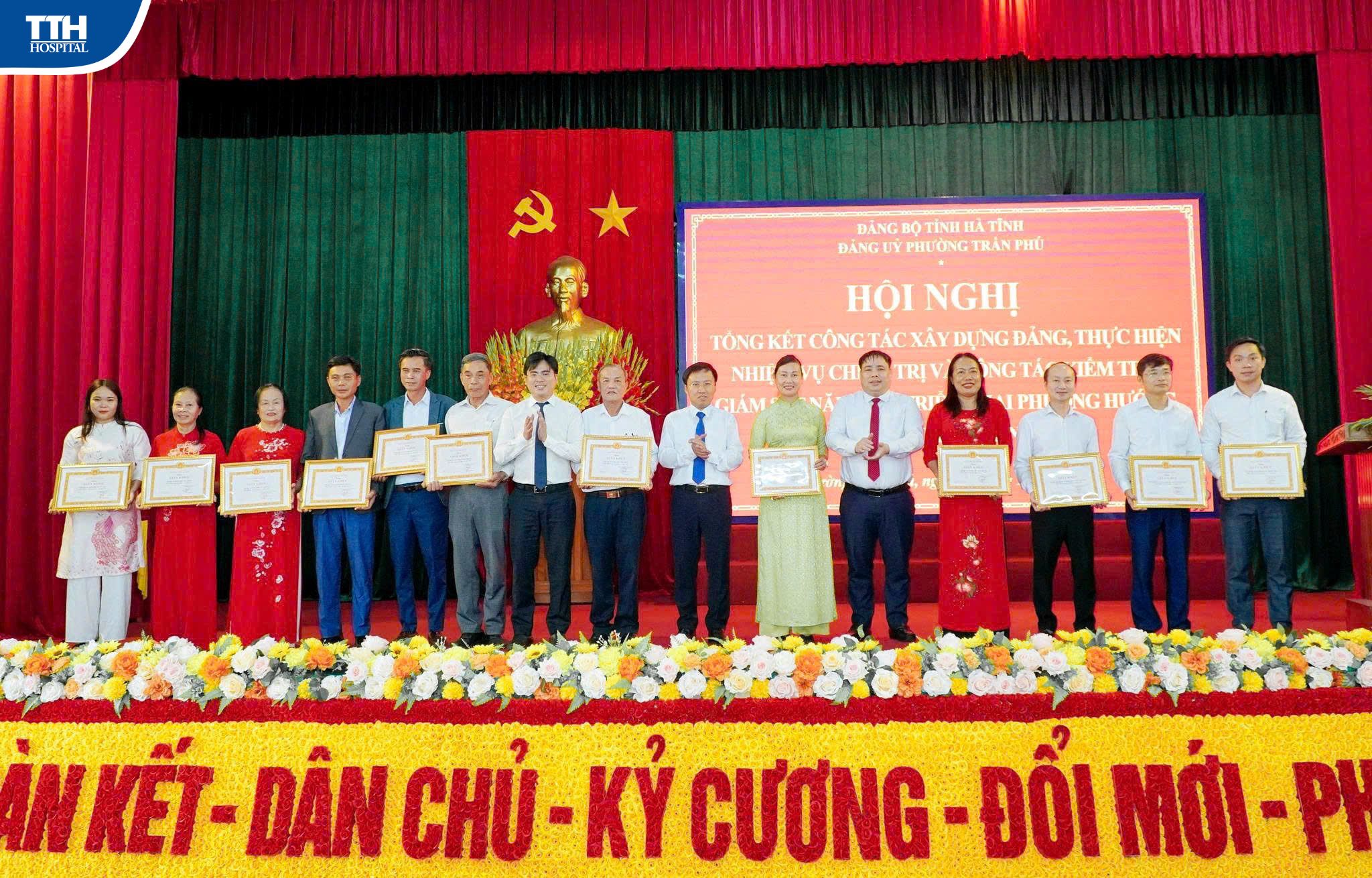 ĐẢNG BỘ BỆNH VIỆN ĐA KHOA TTH HÀ TĨNH ĐƯỢC KHEN THƯỞNG TẠI HỘI NGHỊ TỔNG KẾT CÔNG TÁC XÂY DỰNG ĐẢNG NĂM 2025 CỦA ĐẢNG ỦY PHƯỜNG TRẦN PHÚ